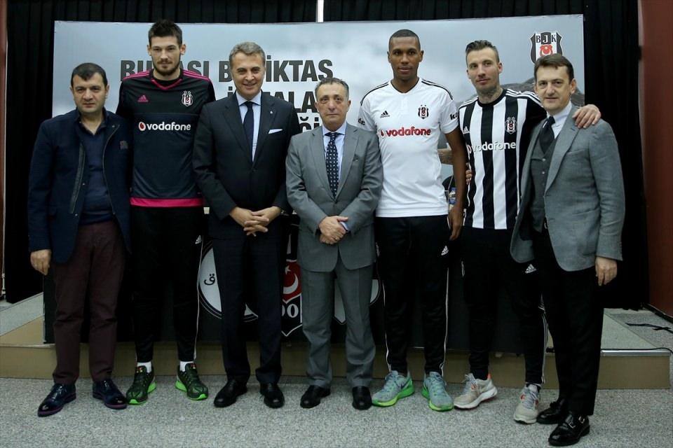 <p>Beşiktaş Kulübü Futbol Takımının yeni transferleri Kulüp Başkanı Fikret Orman'ın da katıldığı, BJK Nevzat Demir Tesislerinde düzenlenen törenle sözleşme imzaladı.</p>
