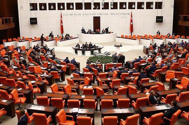 <p>Hakkari ve Şırnak'ın il olmaktan çıkarılması ve belediyelere kayyum atanmasına ilişkin maddeler nedeniyle TBMM'deki görüşmeleri tıkanan torba yasa tasarısı, Yenikapı Ruhu ile Meclis'te yasalaştı. </p>
<p> </p>