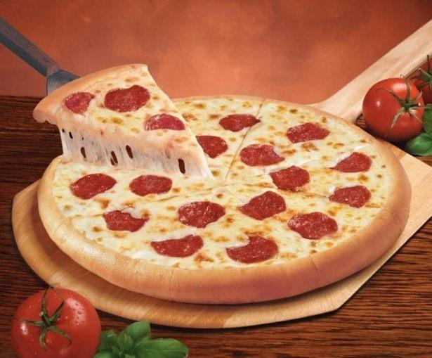 <p>Kurutulmuş ve yaşlandırılmış etler, özellikle de pizzalarda kullan?lan “pepperoni” içeriğindeki yüksek sodyum ve nitrat nedeniyle baş ağrısına yol açar.</p>
