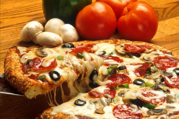 Pizza: Gündüz sindirim sisteminiz bir dilim pizzayı rahatça sindirebilse de dinlenmeye çekildikleri için gece boyunca sindirim organlarınızın işi zorlaşır. Çok yağlı olan pizzanın içinde asit oranı yüksek malzemeler vardır. Bu nedenle mide yanması riskiniz artar.