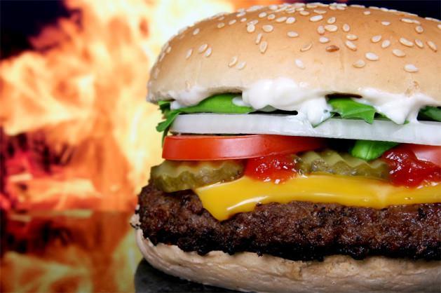 Hamburger: Tüm yağlı, yüksek kalorili yiyecekler gibi, yatmadan önce fastfood gıdalardan uzak durmalısınız. Bunlar midenizde doğal asit üretimini harekete geçirir ve gece boyunca midenizin yanmasına yol açar. 