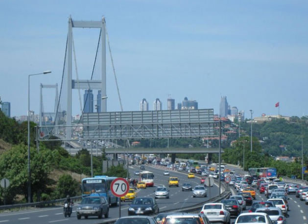 Araçlar için uygulanan motorlu taşıtlar vergisinden, emlak vergisine tabi değerlere ve pasaportlara kadar birçok mal ve hizmette, belirlenen oranda vergi artışı olacak. Çevre temizlik vergisi ise yeniden değerleme oranının yarısı kadar ve yüzde 3.9 artırılacak. Yüzde 7.8'lik artış sonrası yeni yıldan itibaren 1-3 yaş grubunda yer alan ve motor silindir hacmi 1300 cm3'e kadar olan otomobillerin halen 480,70 lira olan motorlu taşıtlar vergisi, 518,2 liraya çıkacak. Motor silindir hacmi 1301 cm3 ile 1600 cm3 arasındaki otomobillerin vergisi de 768,5 liradan 828,4 liraya yükselecek.