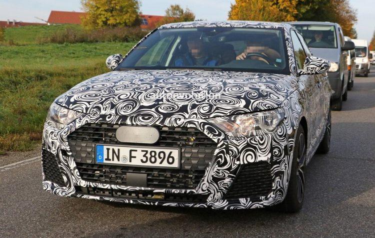 <p>Polo, Ibiza ve Arona ile aynı platformu paylaşan Audi'nin mini hatchback modeli A1'in yeni kasası kamuflajlı olarak görüntülendi. Yeni model, 2018 yılında piyasaya çıkacak</p>
