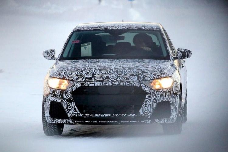 <p>Yeni Audi A1 yapılan açıklamalara göre 5 kapılı satılacak. Arkadan bakıldığında A3 izleri de taşıdığı görülen yeni A1'de teknolojik olarak da isteğe bağlı ekstra donanımlar olmasına kesin gözüyle bakılıyor. Wi-Fi hotspot, akıllı telefon entegrasyonu ve daha geniş modellerde görülen 12.3 inç TFT sanal kokpit paneli bunlardan bazıları.</p>