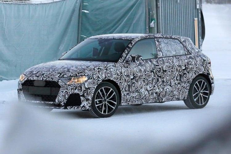 <p>MMI bilgi eğlence sisteminin son versiyonun da yer alacağı yeni A1'in önceki modele nazaran Polo'da yer alan dokunmatik ekran da dahil olmak üzere daha lüks özellikler içermesi de muhtemel zira Audi'nin 2019 yılında daha küçük bir şehir içi, elektrikli binek aracını piyasaya sürecek.</p>
