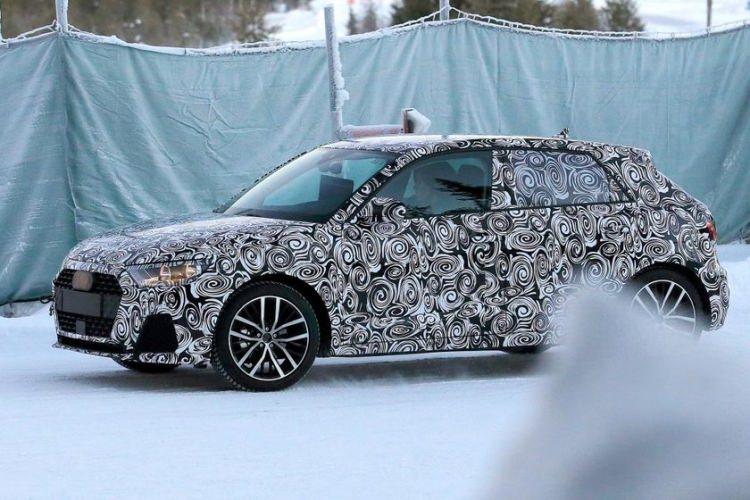 <p>6 vitesli manuel veya 7 vitesli otomatik DSG şanzımanlı motor seçenekleriyle satışa sürülmesi beklenen yeni Audi A1 modellerinde 3 ve 4 silindirli benzinli ve dizel alternatif araçlar da müşterilere sunulacak. Bazı kaynaklar hibrid bir modelin de düşünüldüğünü belirtiyor.</p>