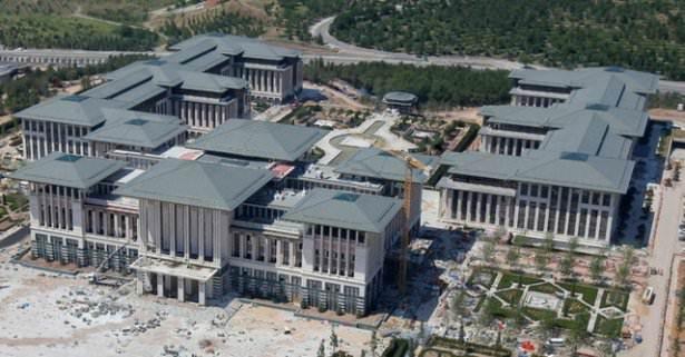 <p>Türkiye'nin en iyi korunan ve en güvenli kamu kurumlarından biri olarak gösterilen yeni Başbakanlık binası; bombalı, kimyasal ve nükleer saldırılara karşı yüksek güvenlikli olarak inşa edildi.</p>

