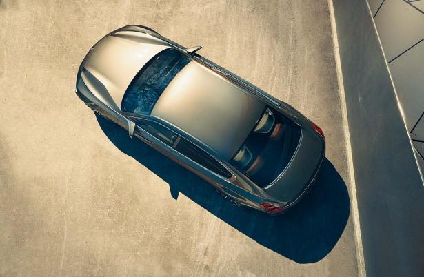 <p>Daha keskin çizgilerle BMW Vision Future Luxury konseptinden izler taşıyan Yeni 7 Serisi daha agresif bir ön yüze sahip. </p>