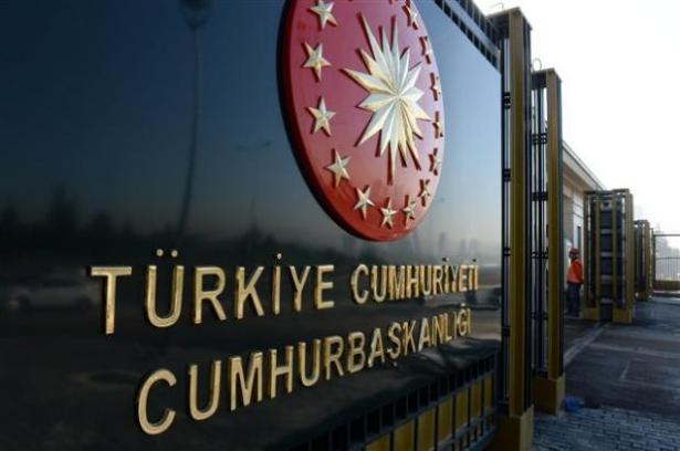 <p>Cumhurbaşkanı Tayyip Erdoğan'ın 29 Ekim resepsiyonunu vereceği yeni binanın kapısına bu sabah "Türkiye Cumhuriyeti Cumhurbaşkanlığı" tabelası da asıldı. </p>

<p> </p>
