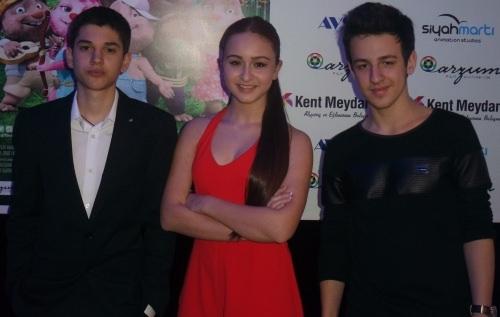 <p>16 yaşına giren Tanman, geçtiğimiz günlerde Köstebekgiller filminin Bursa'daki galasına katıldı. Ailesiyle Bursa'da yaşayan Tanman, Bez Bebek dizisinde beraber oynadığı filmin yıldızlarından Asena Keskinci'ye destek verdi.</p>