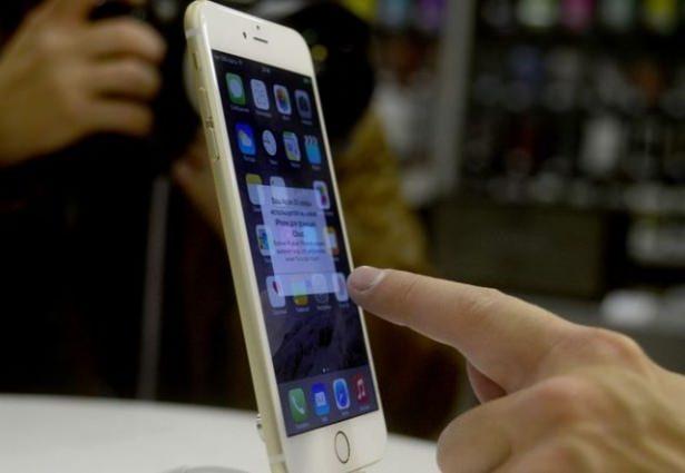 <p>Tayvanlı yetkililer ise teknoloji sitesi Techno Buffallo'ya yaptığı açıklamada Apple'ın yeni telefonlarında çift RAM kullanacağını ifade etti. Yetkililer böylelikle yeni telefonlarda 2 GB RAM, tabletlerde ise 4 GB RAM olacağını kaydetti.</p>
<p> </p>