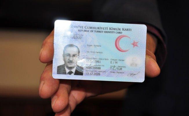 <p>CHP'li vekiller, dava dilekçesinde iptal taleplerinin gerekçesi olarak, "Kimlik kartının kaybında sahibinin kusurunun bulunmadığı hallerin olabileceği, bu nedenle kayıp halinde kimlik kartı talep eden kişiye kanuni bildirim süresi dışında doğumunun bildirilmesi ve değiştirme gibi kusurluluğun söz konusu olduğu diğer durumlara göre daha fazla ceza ödeme yükümlülüğünün yüklenmesinin kusurlu sorumluluk, ölçülülük ve hakkaniyet ilkeleriyle bağdaşmadığı, kimlik kartının kaybının hırsızlık veya yağma gibi bir suç nedeniyle gerçekleşmesi halinde suça konu eylemi gerçekleştiren fail kusurlu olduğu halde kimlik kartı elinden alınan kişinin daha fazla ceza ödemek suretiyle suç ve cezaların şahsiliği ilkesini ihlal ettiği belirtilerek Anayasa'nın 2. ve 38. maddelerine aykırı olduğu ileri sürüldü" ifadelerini kullandı.</p>
<p> </p>