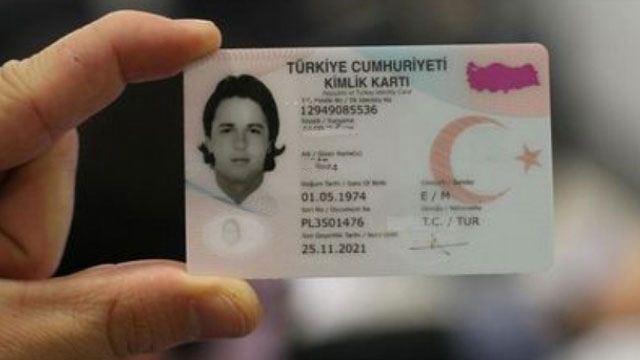 <p><strong>"BU BİR ÖNLEM BAKIMA MUHTAÇ VATANDAŞ MAĞDUR EDİLMEYECEK"</strong></p>
<p>Anayasa Mahkemesi'nin vekillere yanıtı şu şekilde oldu:</p>
<p>“Tüm hukuki işlemlerde kullanılması mümkün olan kimlik kartının kaybı ile oluşabilecek kamu zararı, doğumun kanuni süre sonrasında bildirilmesi veya kimlik kartının değiştirilmesi nedeniyle ortaya çıkabilecek kamu zararına göre daha fazla olduğundan kayıp nedeniyle düzenlenecek kimlik kartı için diğer hallere göre daha fazla miktarda bedel alınması öngörülmüştür. Bu suretle kimlik kaybına engel olunması için gereken dikkat ve özenin gösterilmesinin sağlanması amaçlanmıştır. Bu nedenle, kanun koyucunun kimlik kartının kaybının önüne geçmek amacıyla farklı önlemler ve bu bağlamda diğer hallere göre daha fazla bedel alınmasını öngörmesi haklı bir nedene dayanmakta ve bu kamu yararına hizmet etmektedir. Kuralda Anayasa'nın ölçülülük ilkesine aykırı bir yön bulunmamaktadır. Korunmaya, bakıma, yardıma ihtiyacı olan çocuk, engelli ve yaşlılar ile sosyal hizmetlere ihtiyacı olan kişilerin bedel ödemeyeceği hükme bağlanmıştır. Bu vatandaşların mağdur olmamaları için gereken önlem de kanun koyucu tarafından alınmıştır. Dava konusu kuralda öngörülen "30 liralık" meblağ idari veya adli ceza niteliğinde değildir. Bu nedenle de iptal talebinin reddi gerekir"</p>