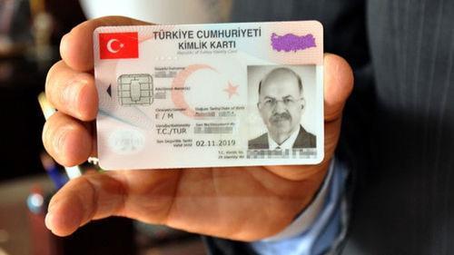 <p><strong>RANDEVU ALMA SİSTEMİ</strong><br />
<br />
Kimlik randevu alma işlemi ekimlikrandevu.nvi.gov.tr adresinden yapılıyor. Yeni kimlik randevu portal girişi yapmak için haberimizin sonunda verdiğimiz bağlantı üzerinden giriş yapabilirsiniz. Kimlik randevusu alırken kendinize veya yakınınıza başvuru yapabilirsiniz. Anneniz, babanız, kardeşiniz, eşiniz, oğlunuz, kızınız, vasisi olduğunuz kişi adına randevu alabilirsiniz. Aile olarak yeni kimlik kartı randevusu da alabilirsiniz. Kimlik randevu sitesi üzerinden ilgili kişi ya da kişilerin TC Numarası, Adı ve Soyadı yazılarak sisteme giriş yapılır. Randevu ekranında bir sonraki aşamada yeni kimlik randevusu alacak kişilerin kimlik doğrulaması yapılır. Kimlik doğrulaması için gün ay yıl olarak doğum tarihi ve nüfus cüzdanı seri ve no bilgisi girişleri yapılır.</p>