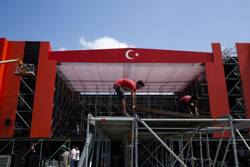 <p>Engelli vatandaşlar için 50 adet otobüs tahsis edilirken, engelli araçları için araç sayısı kadar engelli tabelası hazırlandı. Kazlıçeşme, otobüsler için park alanı olarak belirlendi. </p>