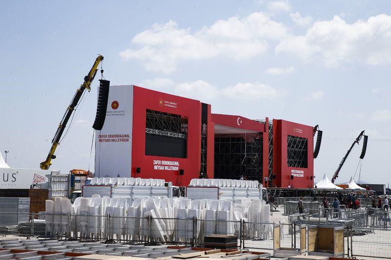 <p>Canlı yayın için 16 kamera, 32 kanal resim masası, 64 kanal ses masası, 32 kanal interkom sistemi, 8 adet HD recorder, 4 kanal telsiz interkom sistemi, 8 Kanal kablolu intercom sistemi, 5 bin metre kamera kablosu, 3 kilometre video kablosu, 2 jimmy jip kullanılacak. 48 kişilik canlı yayın ekibi görev yapacak.</p>

<p> </p>
