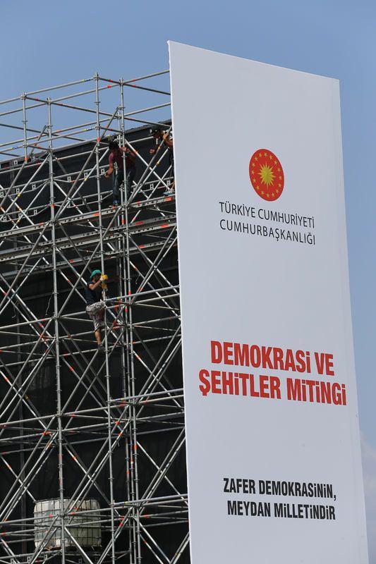 <p>"Demokrasi ve Şehitler Mitingi"nde 102 kara ambulansı, 1 deniz ambulansı, 1 helikopter ambulans ve 20 itfaiye aracı hazır bulunacak. Alanda 728 sağlık personeli görevli olacak. Miting nedeniyle 7 Ağustos Pazar günü 06.00-00.00 arasında Bakırköy Aksu Caddesi (Taşhan Kavşağı) ve Fatih İlçesi Aksakal Caddesi arasında kalan sahil yolu geçici olarak trafiğe kapatılacak.</p>

<p> </p>
