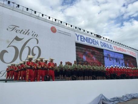 <p>İstanbul'un fethinin 562'nci yılı dolayısıyla Yenikapı'da düzenlenen Fetih Şöleni'ne yaklaşık 2 milyon kişi katıldı.</p>
