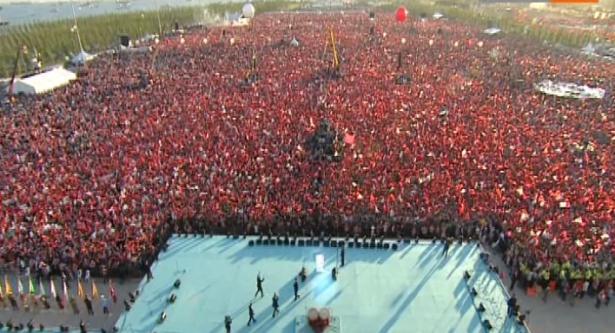 <p>İstanbul'un fethinin 562'nci yılı dolayısıyla Yenikapı'da düzenlenen Fetih Şöleni'ne yaklaşık 2 milyon kişi katıldı.</p>
