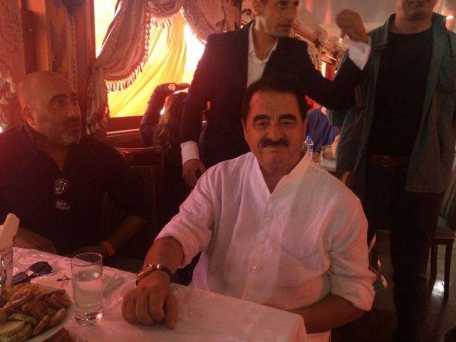 <p>TATLISES: DARBE GECESİ ‘HİÇBİR ŞEY OLMAZ’ DEDİM<br />
<br />
Tekneyle Yenikapı’ya giden ünlüler arasında bulunan İbrahim Tatlıses de şöyle konuştu: "15 Temmuz günü ben dedim ki hiçbir şey olmaz. Çevremdekiler “markete git yiyecek içecek al” dediler. “Ne alakası var” dedim."<br />
<br />
Her şey Allah’ın emriyle olur. Bu Türk milleti öyle bir millettir ki Allah’tan başka kimseden korkmaz.<br />
<br />
Türk bayrağı bizim yorganımız.</p>