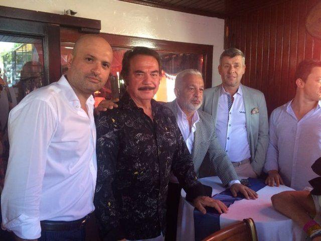 <p>ORHAN GENCEBAY: BU BİR RÜYA GİBİ<br />
<br />
Orhan Gencebay, “Tüm Türkiye’nin yüreği aynı duyguyla çarpıyor. Muhalefet ve iktidar, hepimiz aynı duyguda birleşiyoruz. Bu bir rüya gibi ama demek olabiliyormuş, bunu bugün gösteriyoruz. Bu birliktelik için tüm liderlere teşekkür ediyorum” dedi.</p>