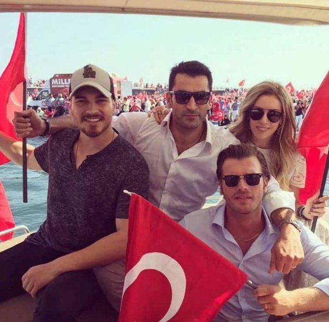 <p>Çağatay Ulusoy, Kenan İmirzalıoğlu, Kıvanç Tatlıtuğ ve Sinem Kobal</p>
<p> </p>