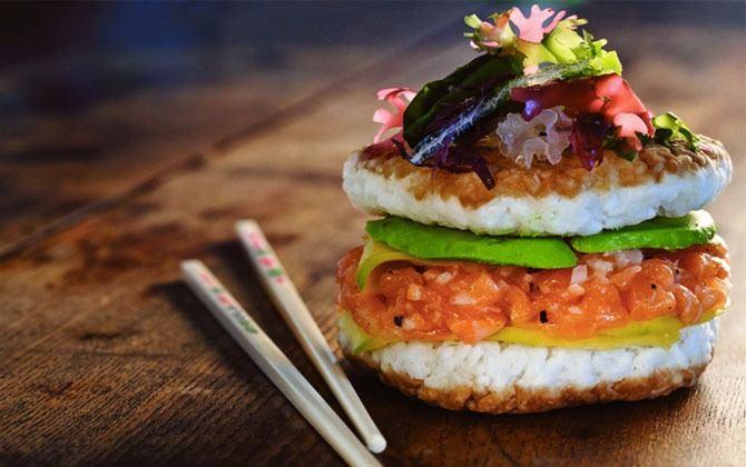<p>İki muhteşem lezzeti bir araya getiren yepyeni yemek trendi sushi-burger'le tanışın:</p>