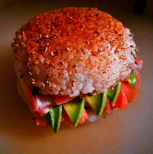 <p>Venezuala'da hazırlanmış ve geleneksel sushi malzemeleri içeren bu burger ise benzersiz ve renkli sunumuyla dikkat çekiyor.</p>
