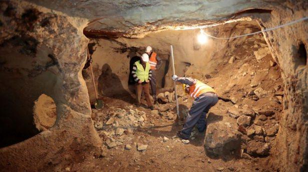 <p>Nevşehir'de TOKİ çalışmaları sırasında ortaya çıkarılan yeraltı şehrinin 460 bin metrekarelik alanda temizlik çalışmalarına başlandı</p>

<p> </p>
