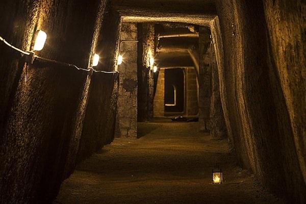 <p>Jeologların Napoli, Monte di Dio'da yaptığı incelemeler sırasında yer altında birbirine bağlı tarihi geçiş yolları, tüneller, mağaralar bulundu.<br />
 </p>
