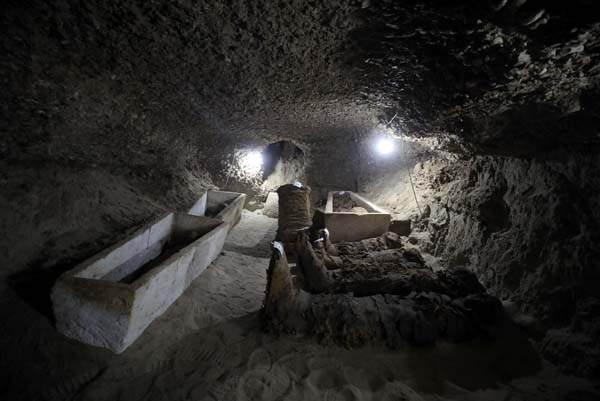 <p>Mısır'ın Minya eyaletinde bulunan yeraltı mezarlığında, arkeologlar tarafından yürütülen çalışmalar neticesinde, bozulmamış 17 adet mumyalanmış beden bulundu.</p>

