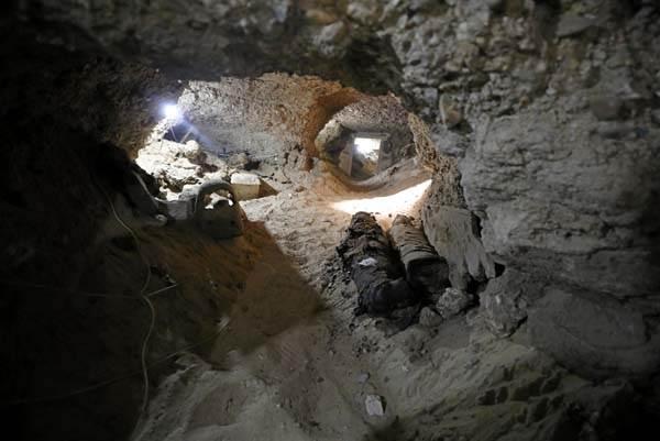 <p>Kahire Üniversitesi Profesörü Salah al-Kholi ise konuya ilişkin, Birçok mumyanın bulunduğu yeraltı mezarlarını tespit ettik dedi. </p>

<p> </p>
