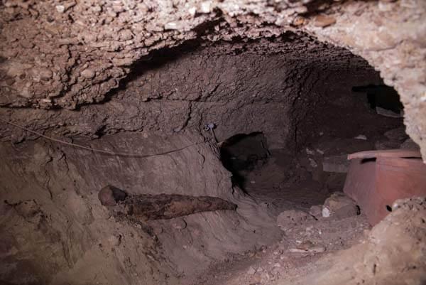 <p>Ayrıca, arkeologlar, yeraltı mezarlarında kireç taşı ve kil lahitleri, hayvan tabutları ve halka ait papirüslerin yer aldığını söyledi. </p>

<p> </p>
