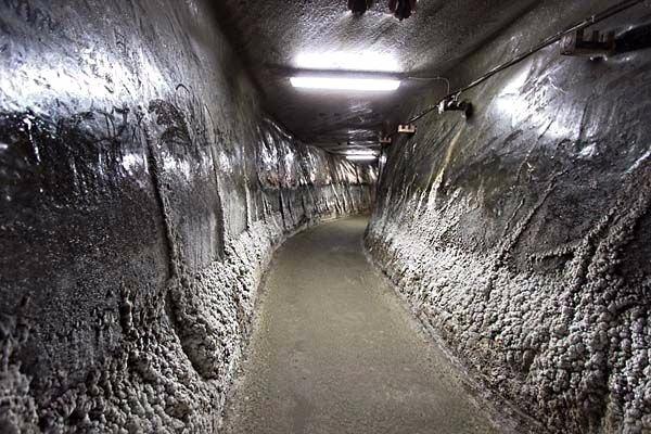 <p>Yerin yaklaşık 200 metre altına iniyorsunuz ve yerin 200 metre altında &ccedil;ocukların vakit ge&ccedil;irmesi i&ccedil;in oyun parkı,cafe, tiyatro ile karşılaşıyorsunuz.</p>

<p>&nbsp;</p>
