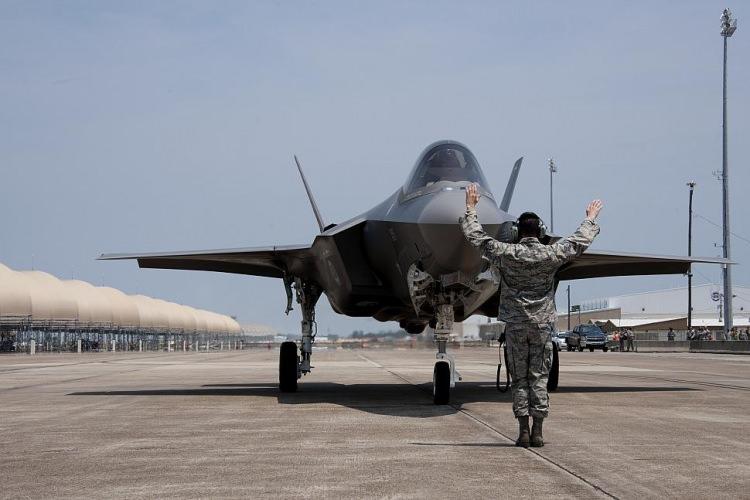 <p><span style="color:#FFA07A"><strong>F-35 HAKKINDA</strong></span></p>
<p><strong>F-35 Lightning II</strong>, savaştaki her amaç için farklı uçak geliştirmenin masraflı olmasından dolayı tek bir uçağın tüm görevleri yerine getirmesi amacıyla tasarlanan bir savaş uçağıdır.</p>