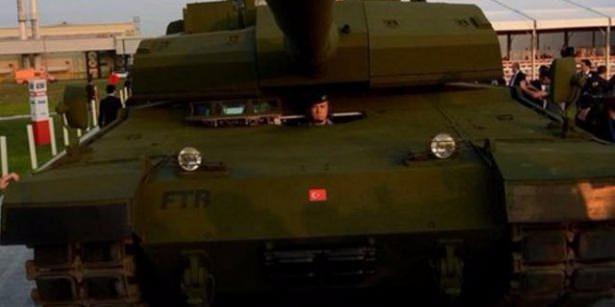 <p>Altay tankında tank komutanı, nişancı, sürücü ve doldurucu olarak 4 mürettebat görev yapıyor. AltayY’ın üzerinde ana silah olarak, birçok farklı mühimmatları atabilen 120 mm’lik 55 kalibre top bulunuyor. Ana silah ve yardımcı silahların kontrol edilmesi için Altay’a özel yeni nesil atış kontrol sistemi çalışmaları ise devam ediyor. Bu sistem sayesinde Altay hareket halindeki hedefleri bile çok yüksek isabet oranıyla vurabilecek.</p>

<p> </p>
