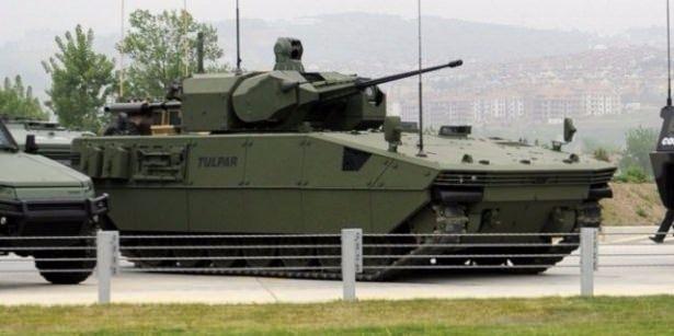 <p><strong>TULPAR</strong></p>
<p>Tulpar, A400M ile taşınabilirlik, modüler koruma yapısı, elektronik alt yapı ve düşük siluet gibi teknik ve taktik özellikleri ile geleceğin zırhlı muharebe aracı. Geniş iç hacmi, yüksek taşıma kapasitesi ve esnek mimarisi ile gelecekte ortaya çıkabilecek zırh ve görev donanımı ihtiyaçlarına cevap verebilecek genişleme kapasitesine sahip.</p>