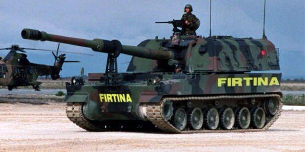 <p><strong>FIRTINA OBÜSÜ</strong></p>

<p>"T-155 Fırtına" obüsü Türkiye'nin ürettiği bir Kundağı Motorlu Topçu Silah Sistemi. Üzerine monte edilmiş 12 adet hidro-pnömatik süspansiyon ünitesi ve tekerlerinden oluşan gelişmiş süspansiyon sistemi sayesinde engebeli arazi dahil her türlü arazide rahatça harekat icra edebilmekte.</p>

