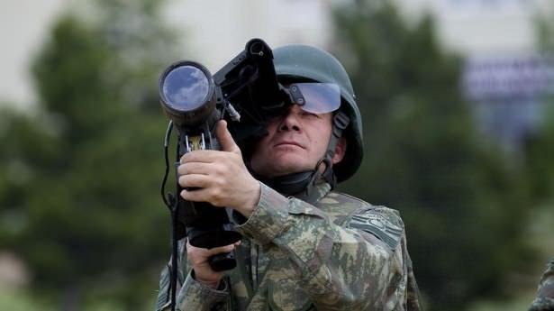 <p>Sistem, kumanda birimi aracılığı ile uzaktan kumanda ediliyor. Bu sayede nişancı, karşı ateşe ve olumsuz hava koşullarına maruz kalmadan sistemi etkin bir şekilde kullanabiliyor.</p>
