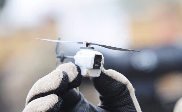 <p>İHA denilince akıllara gelen büyük boyutlardaki araçların geliştirme çalışmaları sürerken, uzunluğu 15 santimetrenin, ağırlığı 20 gramın altındaki nano İHA örnekleri de ortaya çıkmaya başladı.</p>
<p> </p>