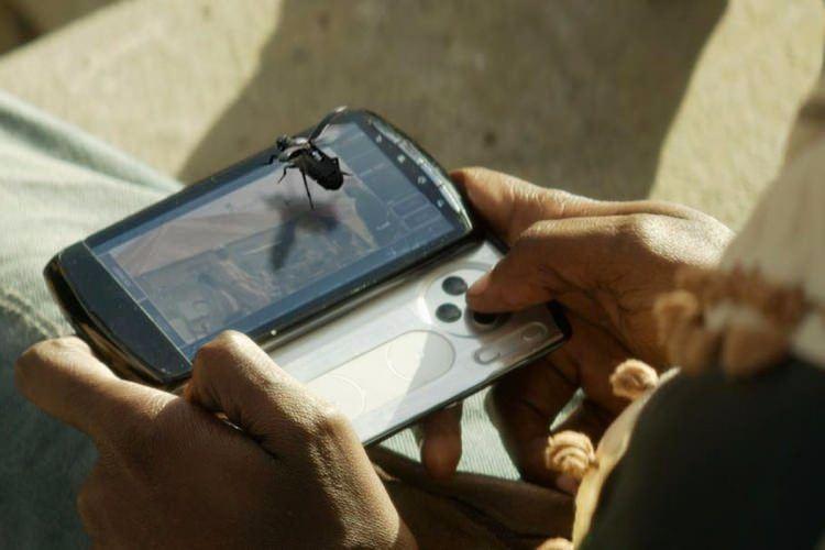 <p>Nano İHA'lar savaş ve operasyon anında uzak yerlere hızlı erişim ve gözetleme olanağı sağlamaları dolayısıyla önem taşıyor. Yapısı gereği diğer hava araçları veya personel için hemen hemen bir risk oluşturmayan bu İHA'lar, hava sahası koordinasyonu gerektirmeden operasyon gerçekleştirebilmeye olanak sağlıyor.</p>
<p> </p>