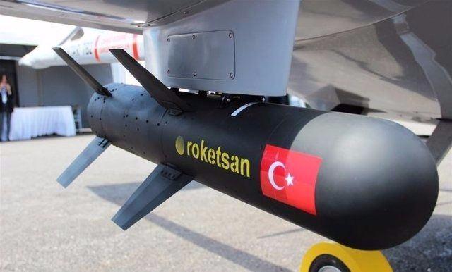 <p><strong>TÜM ZIRHLARI DELİYOR</strong><br />
Bayraktar TB2'ye takılan Roketsan'ın geliştirdiği uzun menzilli tanksavar füze sistemi, yüksek teknolojisiyle tüm zırhlı tehditlere karşı üst düzey etki gösteriyor.</p>