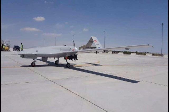 <p><strong>BAYRAKTAR İHA'NIN ÖZELLİKLERİ</strong><br />
<br />
24,000 Feet Uçuş İrtifası<br />
24 Saat Havada Kalış Süresi<br />
150 Km Haberleşme Menzili<br />
Tam Otomatik Uçuş Kontrol ve 3 Yedekli Otopilot Sistemi (Triple Redundant)<br />
150 KM haberleşme menzili</p>