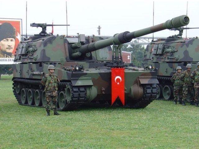 <p>"47 ton muharebe ağırlığındaki obüs, bin beygir gücündeki motoruyla her türlü arazi şartlarında süratle hareket edebilmektedir. Hareket halindeyken ani durumlarda 30 saniyede mevzi alarak, 15 saniyede 3 ani atım yapıp tekrar 30 saniyede mevziyi terk ederek, süratle görevini tamamlamaktadır.</p>
<p> </p>