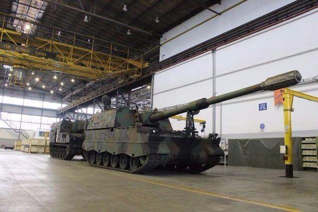 <p><strong>Atış Kontrol Sistemi</strong></p>
<p>Fırtına`nın Aselsan tarafından geliştirilen özgün atış kontrol sistemi dört ana bölümden oluşmaktadır.</p>
<p>Ataletsel Seyrüsefer Sistemi (Inertial Navigation System)<br />
Atış Kontrol Bilgisayar<br />
Otomatik Namlu Yönlendirme Sistemi<br />
İlk Hız Ölçme Radarı</p>