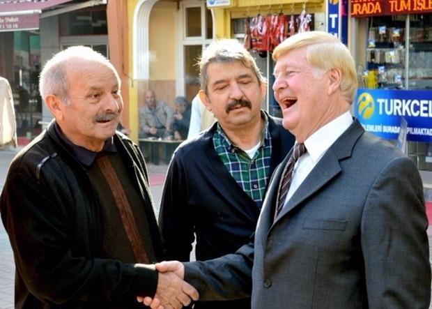 <p>Türkiye'den ABD'ye en fazla göç veren iller arasında özellikle Yağlıdere ilçesi ile öne çıkan Giresun bu kez verdiği göçler ile değil de geçtiğimiz günlerde ABD'nin 45. Başkanı seçilen Donald Trump'a benzerliği ile dikkat çeken eski Köprübaşı Belde Belediye Başkanı Abdullah Topçu ile gündeme geldi.</p>