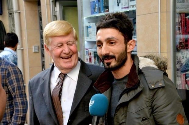 <p>ABD'de Başkan seçilen ve dünya genelinde "Emlak Kralı" olarak tanınan Donald Trump'a gerek vücut yapısı gerekse saç rengi ve stili ile oldukça benzeyen Topçu, Donald Trump gibi bir siyasetçi. Trump ile aynı yaşta olan Abdullah Topçu (70), 2004 yılında Görele ilçesine bağlı Köprübaşı beldesine Belediye Başkanı seçildi.</p>