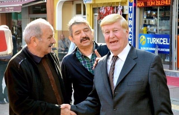 <p>ABD seçimlerinin sonrası Başkan Donald Trump'a benzerliği ile fotoğrafları sosyal medyada hızla yayılmaya başlayan Topçu, bu duruma oldukça şaşırırken, benzerliğin de keyfini çıkartıyor. Donald Trump'u ve ABD seçimlerini televizyonlardan takip eden vatandaşlar biranda karşılarında Trump'u gördüklerini sanarak şaşkınlık yaşıyor. Bazı vatandaşlar ise bu durumu "Dünyada her insanın bir ikizi vardır" teorisine dayandırıyor.<br />
 </p>

<p> </p>
