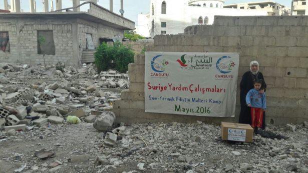 <p>Cansuyu Derneği’nin Dış İlişkiler Sorumlularından Şerafettin Mollaoğlu, yaptığı açıklamada; “Cansuyu olarak her zamanki gibi mazlum ve mağdurların yanında olmaya devam ediyoruz. Yermük’te açlıkla mücadele eden kardeşlerimize hayırsever Anadolu halkının selamını ve yardımlarını ulaştırdık. Bu kanlı savaşın bir an önce sona ermesini istiyoruz” dedi.</p>
