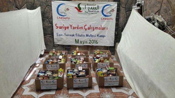 <p> Gıda sıkıntısı nedeniyle kadınların doğum sırasında öldüğünü söyleyen BM Sözcüsü Chris Gunness “Kamptakiler bayat sebzeler, hayvan yemi ve suyla karıştırılan baharat gibi şeylerle hayatta kalmaya çalışıyor” şeklinde bir açıklama yapmıştı. </p>
